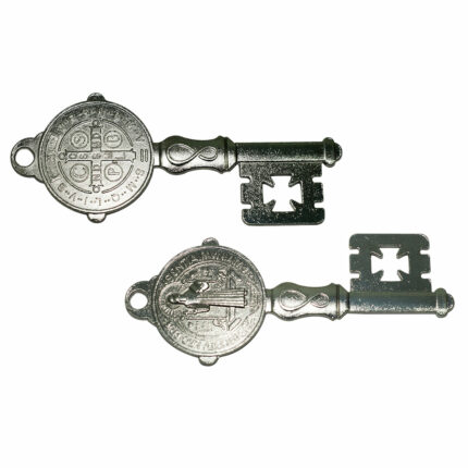 dije de metal figura llave mediana de San Benito